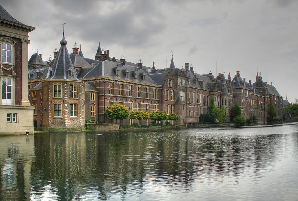 Binnenhof_met_Hofvijver_en_torentje_28Den_Haag29_-_panoramio