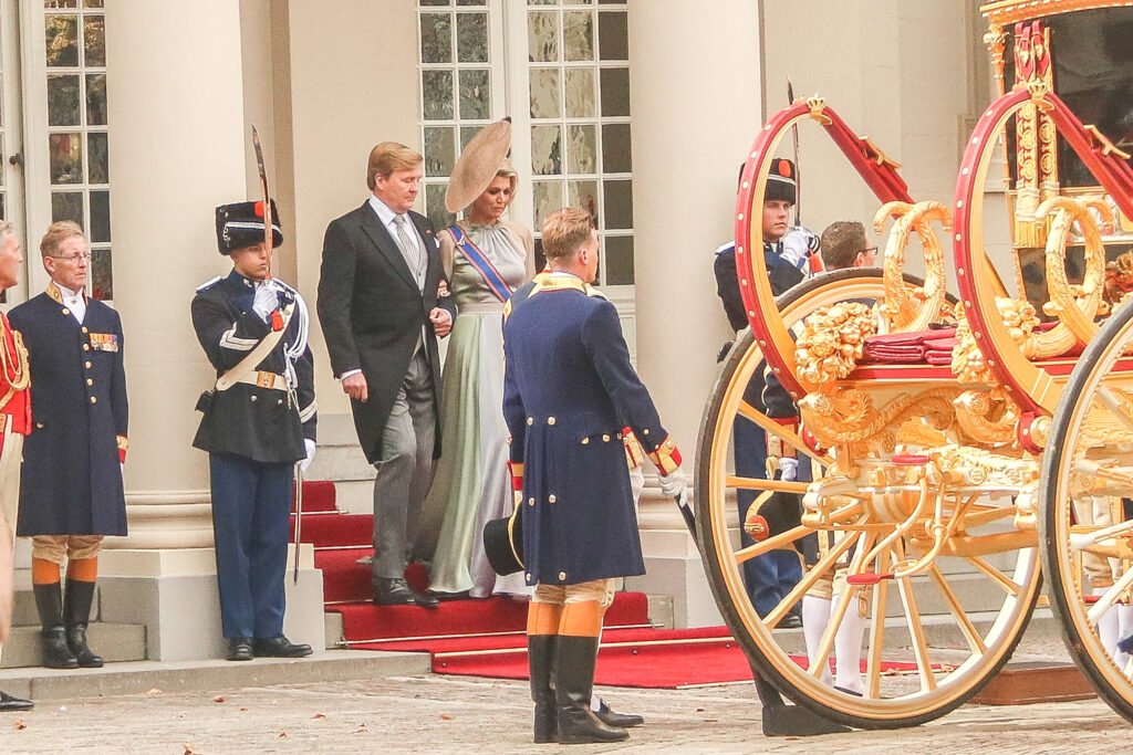 Koningklijk_echtpaar_stapt_in_de_koets_prinsjesdag_Den_Haag